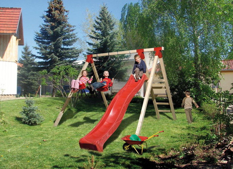 Schaukel und Rutschen im Garten Kinder lieben schaukeln